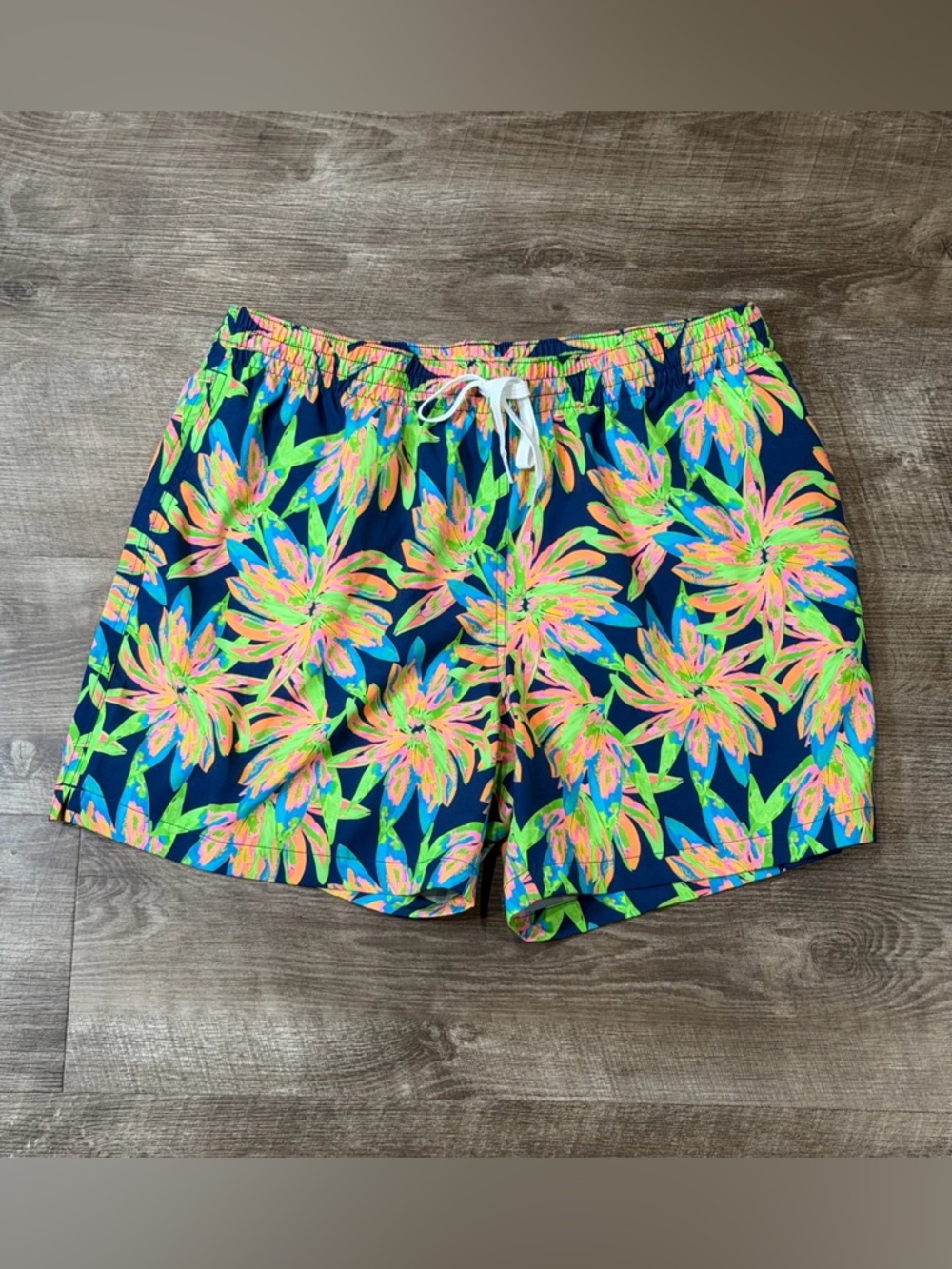 $70 Chubbies The Ocean Flowers 5.5" Inseam Swim Trunks-Multi - XL